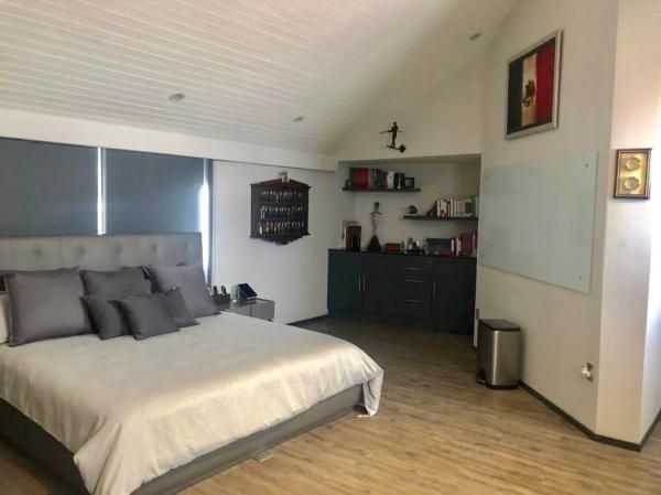 VENDO CASA REMODELADA EN LOMAS HIPODROMO